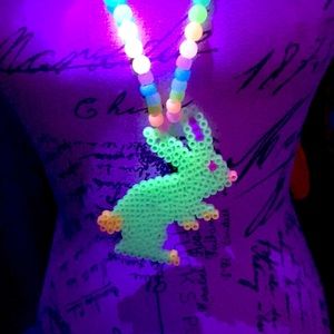 Neon UV Glow BunBun Necklace – Light‑Up Festival Pendant, Neon green (One Size)